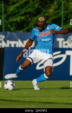 SSC NapoliÕs Victor Osimhen kontrolliert den Ball im Freundschaftsspiel SSC Napoli - Anaune zum SSC Napoli's Trainingslager 2022-23 im val di Sole trentino, Dimaro Folgarida Stockfoto