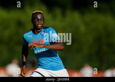 SSC NapoliÕs Victor Osimhen schaut während des Freundschaftsspiel SSC Napoli - Anaune zum SSC Napoli Trainingslager 2022-23 im val di Sole trentino, Dimaro Folgarida Stockfoto