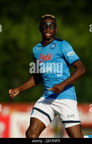 SSC NapoliÕs Victor Osimhen schaut während des Freundschaftsspiel SSC Napoli - Anaune zum SSC Napoli Trainingslager 2022-23 im val di Sole trentino, Dimaro Folgarida Stockfoto