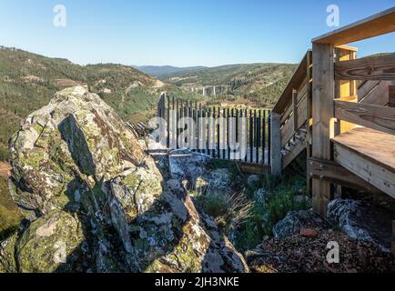 Aussichtspunkt auf den Gehwegen von Fragas de São Simão, in der Nähe des Schieferdorfes Casal de São Simão in Portugal. Stockfoto