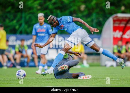 SSC NapoliÕs Victor Osimhen kontrolliert den Ball im Freundschaftsspiel SSC Napoli - Anaune zum SSC Napoli's Trainingslager 2022-23 im val di Sole trentino, Dimaro Folgarida Stockfoto