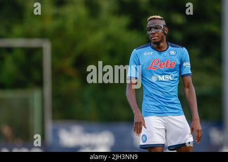 SSC NapoliÕs Victor Osimhen schaut während des Freundschaftsspiel SSC Napoli - Anaune zum SSC Napoli Trainingslager 2022-23 im val di Sole trentino, Dimaro Folgarida Stockfoto