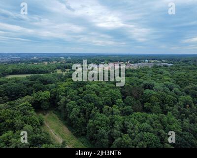 Luftaufnahme von Sportplätzen, Wäldern und Haileybury College im Hintergrund. VEREINIGTES KÖNIGREICH Stockfoto