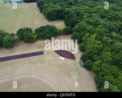 Luftaufnahme der Sportplätze, Hertford Heath und Haileybury College im Hintergrund Stockfoto