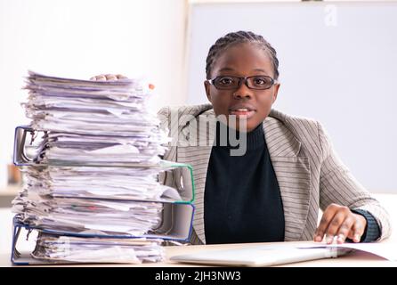 Schwarze weibliche Mitarbeiter mit übermäßiger Arbeit unzufrieden Stockfoto