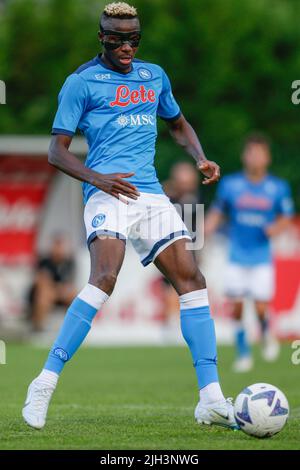 SSC NapoliÕs Victor Osimhen kontrolliert den Ball im Freundschaftsspiel SSC Napoli - Anaune zum SSC Napoli's Trainingslager 2022-23 im val di Sole trentino, Dimaro Folgarida Stockfoto