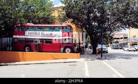 Asheville, North Carolinas berühmter Doppeldecker-Café-Bus: Double D's Kaffee und Desserts in der Innenstadt; Gebäck, Speisen, Espresso. Stockfoto