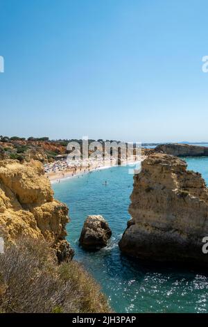 Blick auf den Strand von den hohen Klippen. Strandlandschaft, Klippen und Felsen. Algarve São Rafael Strand in Albufeira. Touristische Strände im Süden Portugals. Stockfoto