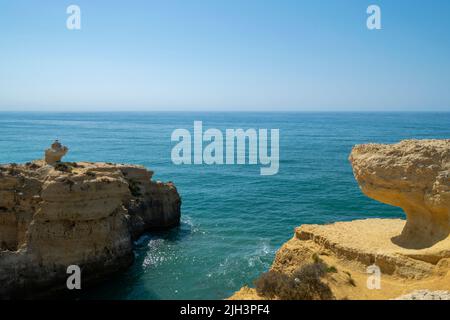 Blick auf den Meereshorizont von einem hohen Punkt auf den Küstenklippen. Wunderschöne Aussicht aufs Meer, Felsen und Klippen. Küstenlandschaft. Stockfoto