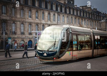 Bild einer straßenbahn von bordeaux, die durch das Stadtzentrum der Stadt fährt.das Straßenbahnnetz von Bordeaux (französisch: Straßenbahn von Bordeaux) besteht aus vier Linien se Stockfoto