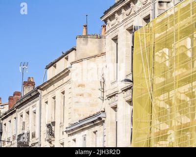 Bild einer typischen Straße von Bordeaux, Frankreich, mit Fassaden von Gebäuden, die renoviert werden, im Stadtzentrum der Stadt, während einer Immobilienoper Stockfoto
