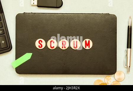 Weißer Kachelbuchstabe mit Wortschrumm auf Holzhintergrund Stockfoto