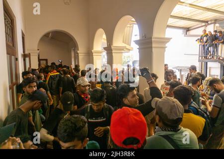 Colombo, West, Sri Lanka. 13.. Juli 2022. Hunderte von Demonstranten stürmten das Büro des Premierministers. Über 30 Menschen wurden während des Protestes verletzt und ins Krankenhaus eingeliefert. (Bild: © ISURA Nimantha/Pacific Press via ZUMA Press Wire) Stockfoto