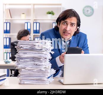 Die beiden männlichen Kollegen mit übermäßiger Arbeit unzufrieden Stockfoto