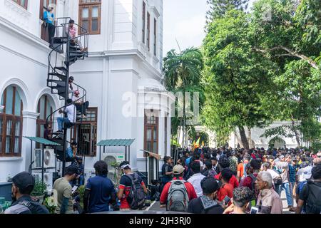Colombo, West, Sri Lanka. 13.. Juli 2022. Hunderte von Demonstranten stürmten das Büro des Premierministers. Über 30 Menschen wurden während des Protestes verletzt und ins Krankenhaus eingeliefert. (Bild: © ISURA Nimantha/Pacific Press via ZUMA Press Wire) Stockfoto