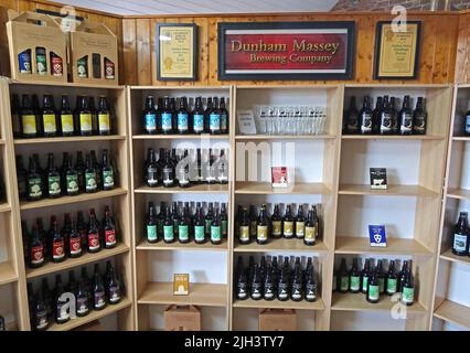 Der Laden der Dunham Massey Brewing Company, Regale mit abgefülltem Ale, Dunham Village, Bowden, Altrincham, Cheshire, ENGLAND, GROSSBRITANNIEN, WA14 4PE Stockfoto