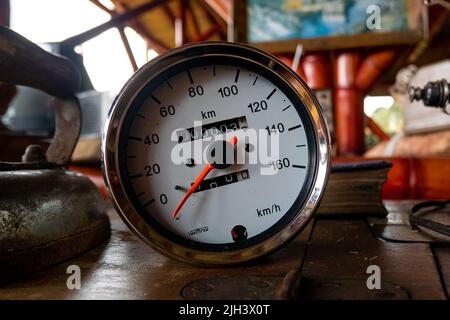 Santa Elena, Antioquia, Kolumbien - Mai 17 2022: Altes elektrisches Tachometer auf dem Tisch mit anderen veralteten Dingen Stockfoto