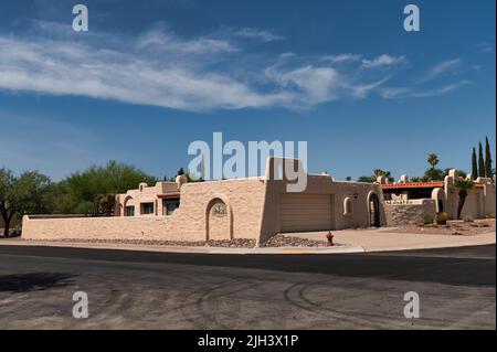 Südwestliches Duplex-Stadthaus im Adobe-Stil in Arizona. Stockfoto