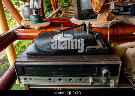 Santa Elena, Antioquia, Kolumbien - Mai 17 2022: Old, Dirty and Dusty Record Player zusammen mit mehreren anderen veralteten Geräten Stockfoto