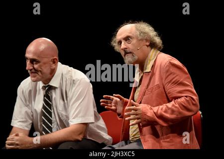 Spettacolo al Teatro Busca di Alba con Stefano Cornacchione e Sergio Sgrilli Stockfoto