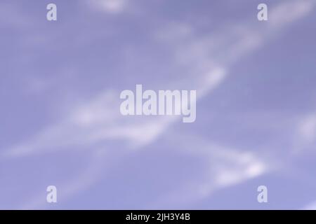 Lichtbrechung mit ätzender Wirkung auf lilafarbenem Wandbild, verschwommene Sonnenstrahlen, die durch Glasprisma mit Schatten brechen. Abstrakt natürlich Stockfoto