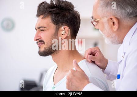 Junger Patient mit Hörproblemen, der einen Arzt besucht, einen HNO-Arzt Stockfoto