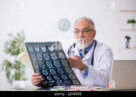 Alter, männlicher Arzt, Radiologe, der im Krankenhaus arbeitet Stockfoto