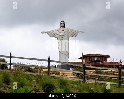 Santa Elena, Antioquia, Kolumbien - 17 2022. Mai: Statue von Christus dem Erlöser auf dem Gipfel des Hügels Stockfoto