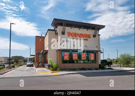 Popeyes Louisiana Kitchen Fast Food Restaurant. Popeyes ist bekannt für sein gebratenes Huhn im Stil der „Casdun“. Stockfoto