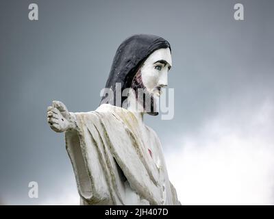 Santa Elena, Antioquia, Kolumbien - 17 2022. Mai: Statue von Christus dem Erlöser mit wolkenverdecktem Hintergrund Stockfoto