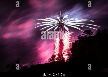 Paris, Frankreich. 14.. Juli 2022. Feuerwerk über dem Eiffelturm (Eiffelturm) zum französischen Nationalfeiertag (Bastille-Tag) in Paris, Frankreich am 14. Juli 2022. Kredit: Victor Joly/Alamy Live Nachrichten Stockfoto