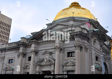 Die Sparkasse von Utica wurde 1900 in der Genesee Street 233 in der Innenstadt von Utica, New York State NY, USA, erbaut. Stockfoto