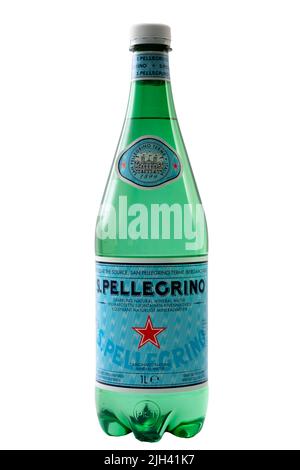 Croydon, Großbritannien - 17. Februar 2022: Schwefelreiche 1L Plastikflasche von San Pellegrino Mineralwasser isoliert auf weißem Hintergrund mit Clipping pa Stockfoto