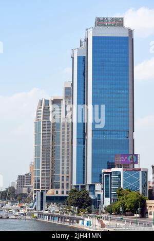 Kairo, Ägypten, 10 2022. Juli: Das Äußere der ägyptischen Nationalbank Al Ahly Ägyptisches Ufer am Nil, einem hohen Wolkenkratzer Verwaltungshaupthaus Stockfoto