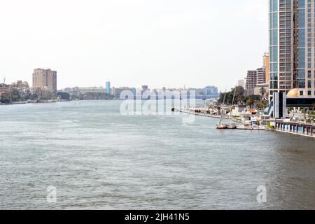 Kairo, Ägypten, Juli 10 2022: Der Nil der Nil, der durch die Stadt Kairo fließt, ist ein großer, nach Norden fließender Fluss im Nordosten Afrikas, der in die Stadt fließt Stockfoto