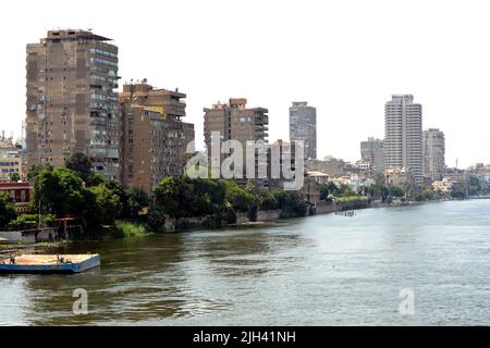 Kairo, Ägypten, Juli 10 2022: Der Nil der Nil, der durch die Stadt Kairo fließt, ist ein großer, nach Norden fließender Fluss im Nordosten Afrikas, der in die Stadt fließt Stockfoto