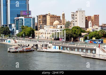 Kairo, Ägypten, Juli 10 2022: The Walk of Egypt's People Kairo Entwicklungsprojekt entlang der Nil Corniche Beseitigung von Eingriffen auf den Fluss auf zwei Ebenen Stockfoto