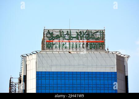 Kairo, Ägypten, Juli 10 2022: Übersetzung (National Bank of Egypt) die Spitze des ägyptischen Al Ahly-Bankturms an der Nil corniche, dem Verwaltungsgebäude Stockfoto