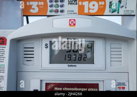 Anstieg der Benzinpreise. Schmerzen an der Pumpe. Inflation, Anstieg der Kraftstoffkosten, Energiekrisenkonzept. Stockfoto