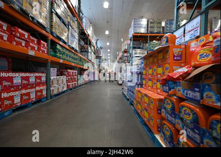 New York, USA. 14.. Juli 2022. Die Menschen werden beim Einkaufen in einem Costco-Großhandelsgeschäft gesehen, da die Nachrichten über eine Inflation, die im Juni auf 9,1 % ansteigt, im Stadtteil Queens von New York City, NY, 14. Juli 2022 gemeldet werden. Der höchste Anstieg seit 1981, die Inflation wird von höheren Benzinpreisen angeführt, die um 59,1 % gestiegen sind, die Flugpreise um 34,1 % gestiegen sind und die Energie der Haushalte um 21,9 % gestiegen ist. (Foto von Anthony Behar/Sipa USA) Quelle: SIPA USA/Alamy Live News Stockfoto