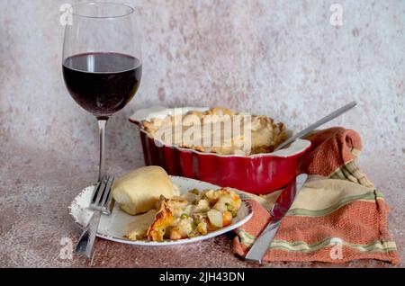 Eine leckere, herzhafte Pie, gefüllt mit Huhn, Kartoffeln, Karotten, Erbsen, Und eine cremige Soße mit einer schuppigen Kuchenkruste. Stockfoto