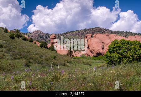 Red Rocks Park in Morrison Colorado, ist mit atemberaubenden Landschaften und wunderschönen Sandsteinklippen gefüllt Stockfoto