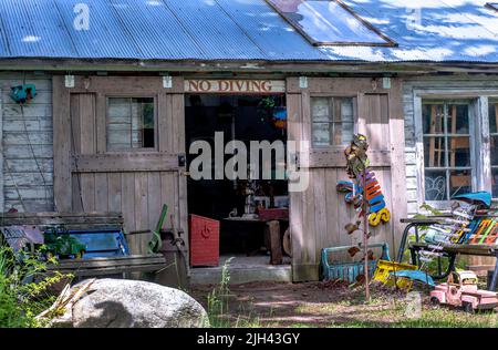 Eklektische Antiquitäten, Schilder, Möbel und Outdoor-Artikel zum Verkauf in diesem lustigen Outdoor-Verkauf Stockfoto