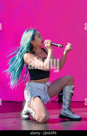 Santa Monica, Kalifornien, USA. 14.. Juli 2022. K-Pop Star Alexa tritt beim Start des Vinfast Autos in den USA bei einer Zeremonie in Santa Monica, Kalifornien, am 14. Juli 2022 auf. (Bild: © Mark Edward Harris/ZUMA Press Wire) Bild: ZUMA Press, Inc./Alamy Live News Stockfoto