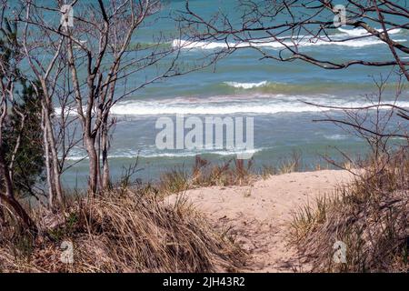Blick auf den wunderschönen Lake Michigan, von der Spitze einer hohen Sanddüne Stockfoto