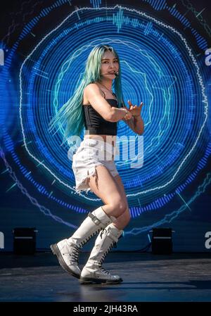 14. Juli 2022: K-Pop Star Alexa tritt bei der Vorstellung des Vinfast Autos in den USA bei einer Zeremonie in Santa Monica, Kalifornien, am 14. Juli 2022 auf. (Bild: © Mark Edward Harris/ZUMA Press Wire) Bild: ZUMA Press, Inc./Alamy Live News Stockfoto