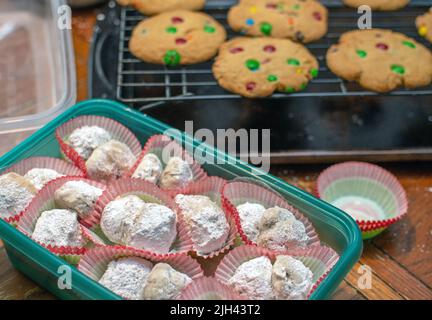 Weihnachtskekse während der Feiertage. Hier haben wir Candy-Dot-Kekse und Schneebälle, bereit für den Gefrierschrank Stockfoto