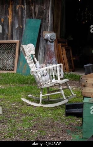 Der alte weiße Rocker sitzt im Freien bei einem Stallverkauf in Michigan USA Stockfoto