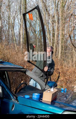 Januar 16 2022 Coloma MI USA, ein Windschutzscheibenmechaniker, ersetzt das gesprungene Glas dieses Fahrzeugs durch eine neue Windschutzscheibe Stockfoto