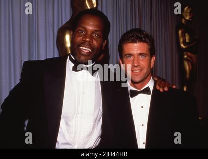 Mel Gibson mit Danny Glover bei den Annual Academy Awards 60. 11. April 1988 Credit: Ralph Dominguez/MediaPunch Stockfoto